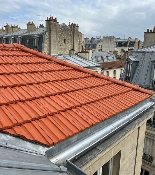 Toiture entièrement refaite en tuiles neuves après dépose de l'ancienne couverture